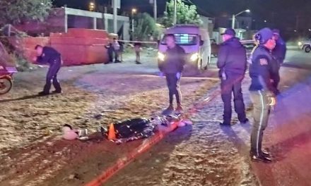 ¡Adolescente motociclista murió impactado por un tráiler en Aguascalientes!