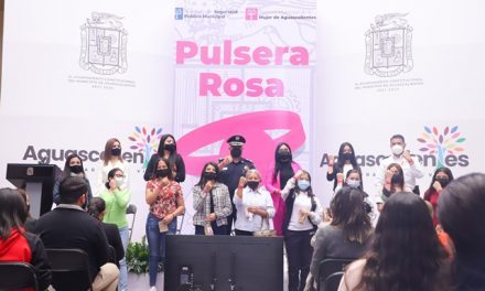 ¡Presidencia Municipal entrega pulseras rosas a favor de la seguridad de las mujeres!
