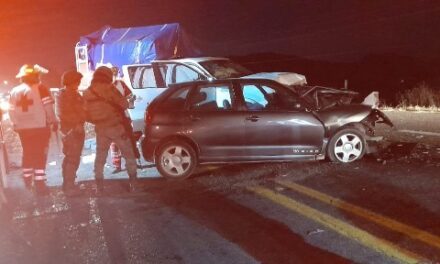 ¡1 muerto y 5 lesionados tras choque frontal entre auto y camioneta en Aguascalientes!