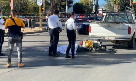 ¡Motociclista murió degollado por unas láminas que llevaba una camioneta en Aguascalientes!