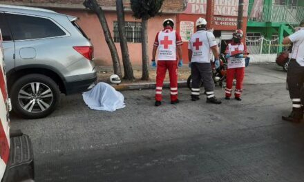 ¡Hombre murió tras caer de su motocicleta y golpearse contra una camioneta en Aguascalientes!