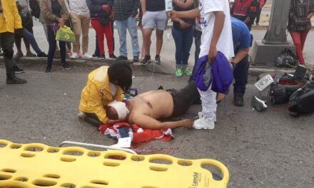 ¡1 muerto y 1 lesionado tras choque entre auto y motocicleta en Aguascalientes!