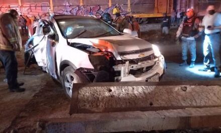¡Camioneta fue embestida por el tren en Aguascalientes: 1 muerta y 2 lesionados!