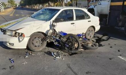 ¡Graves dos jóvenes motociclistas que chocaron contra un auto en Aguascalientes!