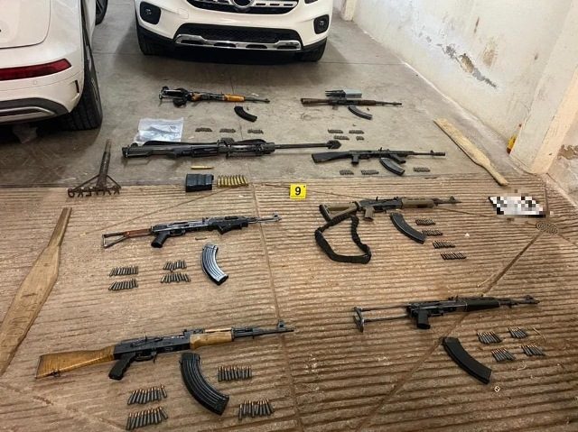 ¡Aseguró Fiscalía Estatal vehículos robados, arsenal y diversos artículos en cateo en Tepatitlán de Morelos!