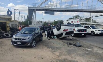 ¡Choque-volcadura entre 3 vehículos dejó 2 lesionados en Lagos de Moreno!