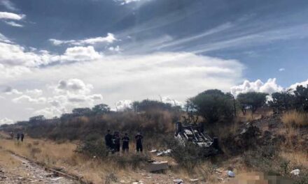 ¡4 muertos tras volcadura de camioneta cargada con vitropiso en Sombrerete!