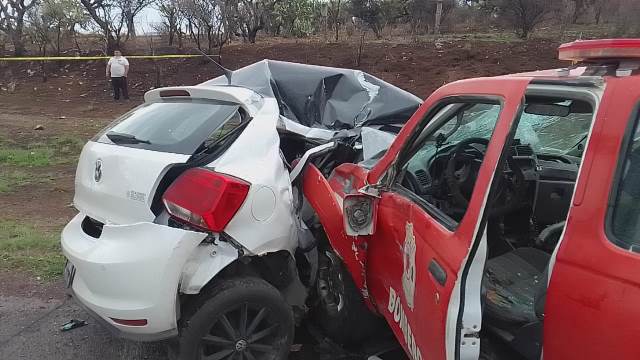 ¡Mujer automovilista falleció tras chocar contra una unidad de Bomberos en Aguascalientes!