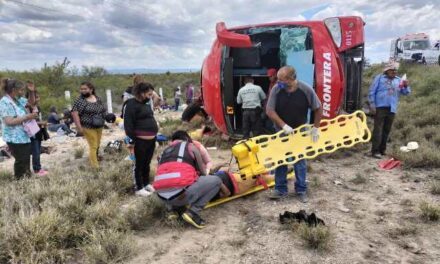 ¡Volcadura de autobús dejó 20 pasajeros lesionados en Concepción del Oro!