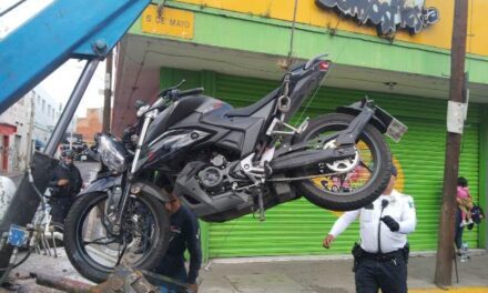¡Joven motociclista murió tras chocar contra un camión urbano en Aguascalientes!
