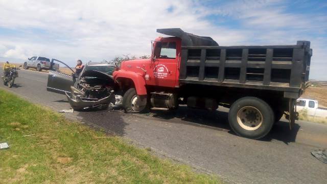 ¡Dos muertos tras choque entre camión torton y camioneta en Río Grande!