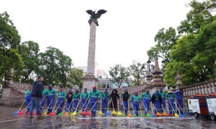 ¡Municipio llevó a cabo limpieza profunda en la Plaza principal tras festejos del Quincenario de la Asunción!