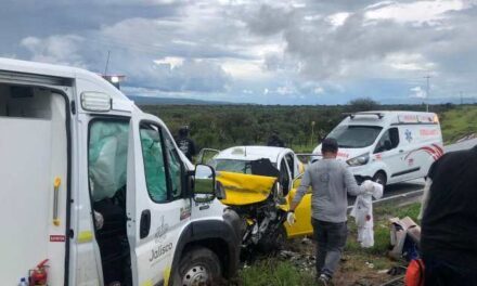 ¡3 muertos y 3 lesionados tras choque entre taxi y ambulancia en Tepechitlán!