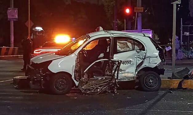 ¡1 muerto y 1 lesionado tras choque entre camioneta y taxi en Aguascalientes!