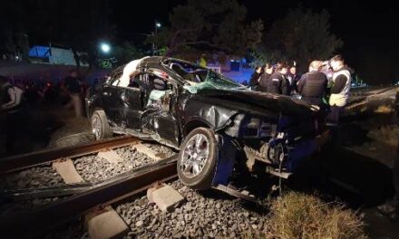 ¡Tren embistió un auto en Aguascalientes y dejó 4 lesionados!